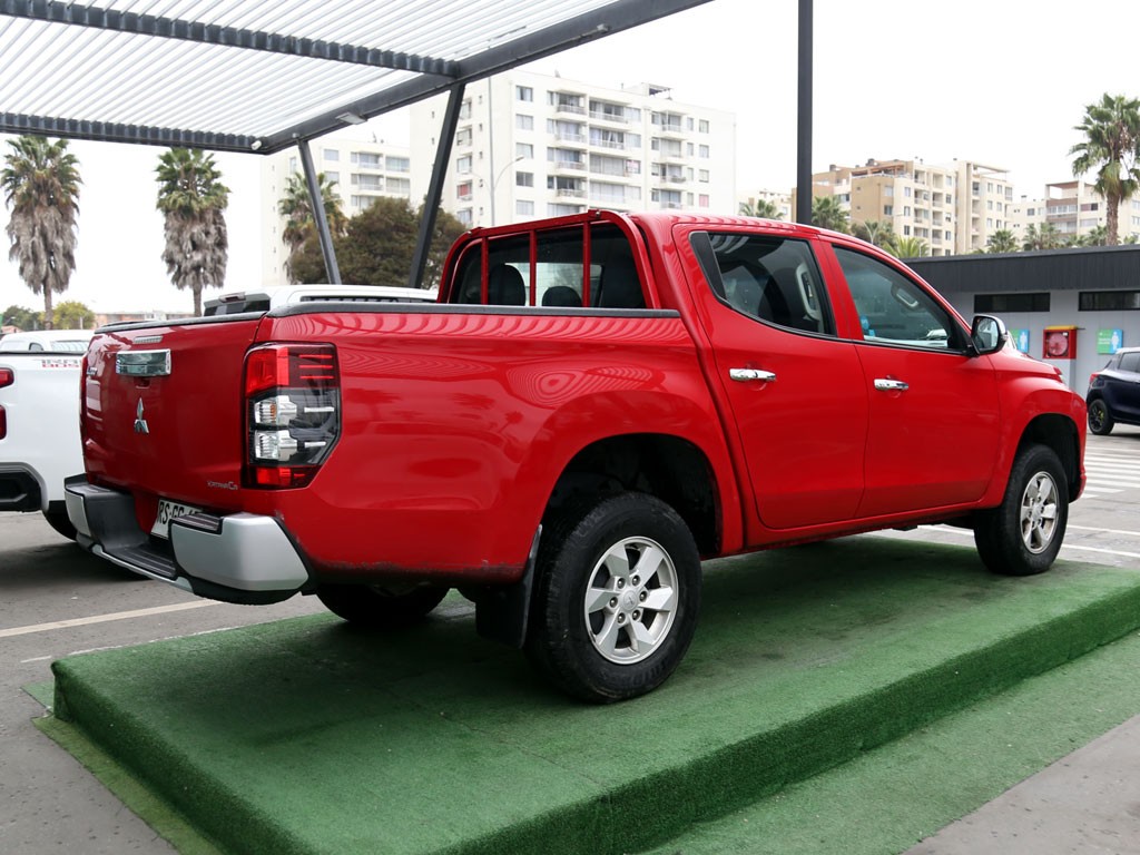 Mitsubishi L200 2.4 Katana Cr Mt 4x2 Diesel año 2022