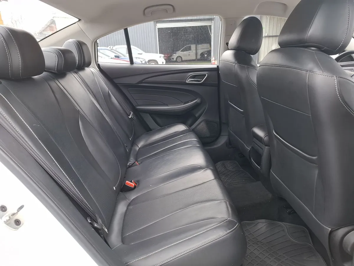 MG 5 1.5 Com 4x2 Mt 4p año 2023