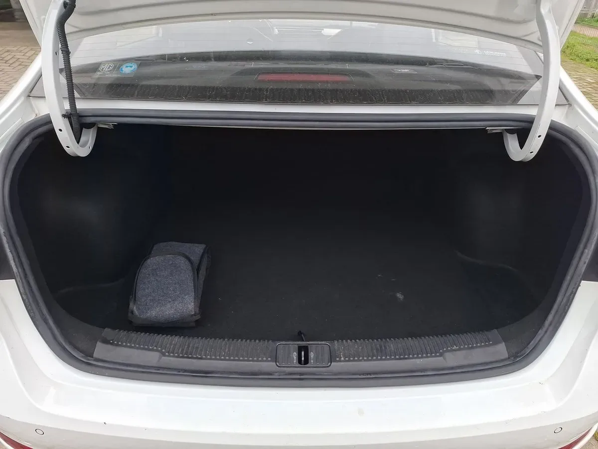 MG 5 1.5 Com 4x2 Mt 4p año 2023