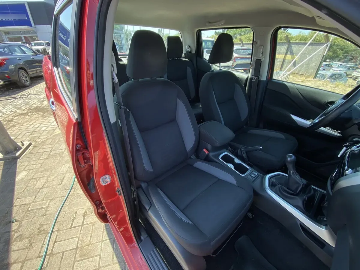 Nissan Navara 2.3d Xe Diesel 4x2 Dob.cab. Mt 4p año 2024