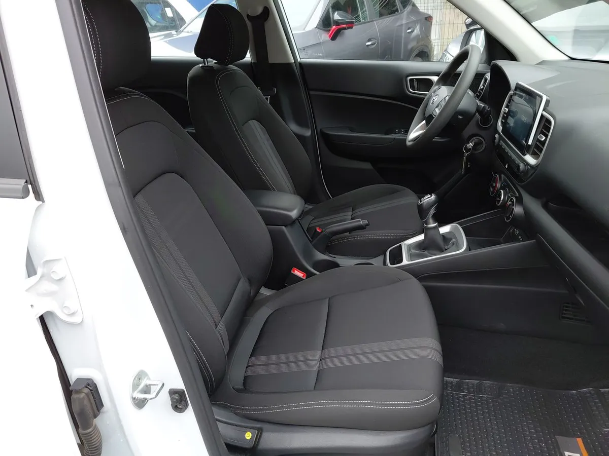Hyundai Venue 1.6 Qx Plus 4x2 Mt 5p año 2023