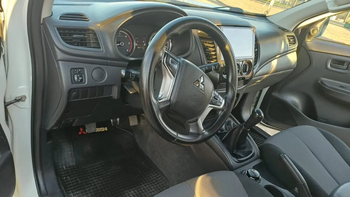 MITSUBISHI L200 2.4 Td Dakar Crs Hp At 4x4 Diesel año 2022