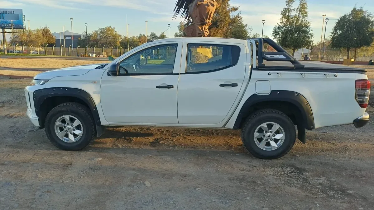 MITSUBISHI L200 2.4 Td Dakar Crs Hp At 4x4 Diesel año 2022