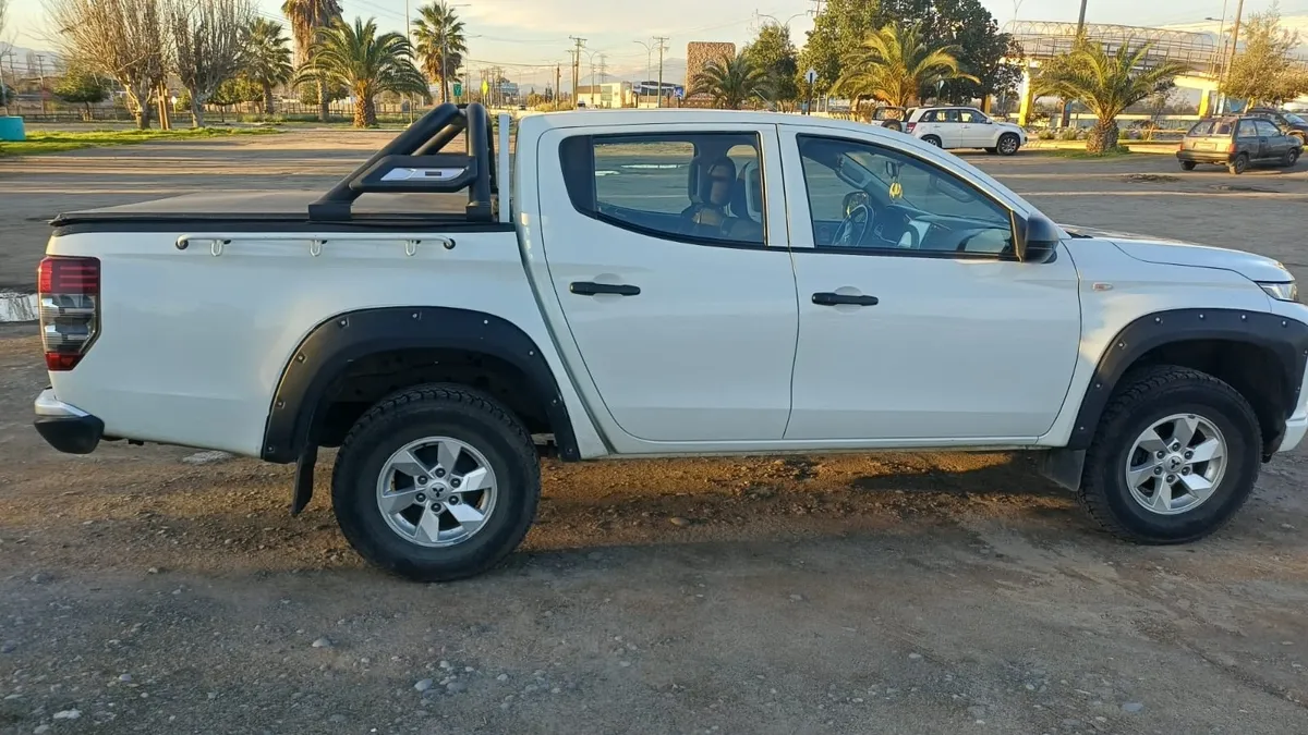 MITSUBISHI L200 2.4 Td Dakar Crs Hp At 4x4 Diesel año 2022