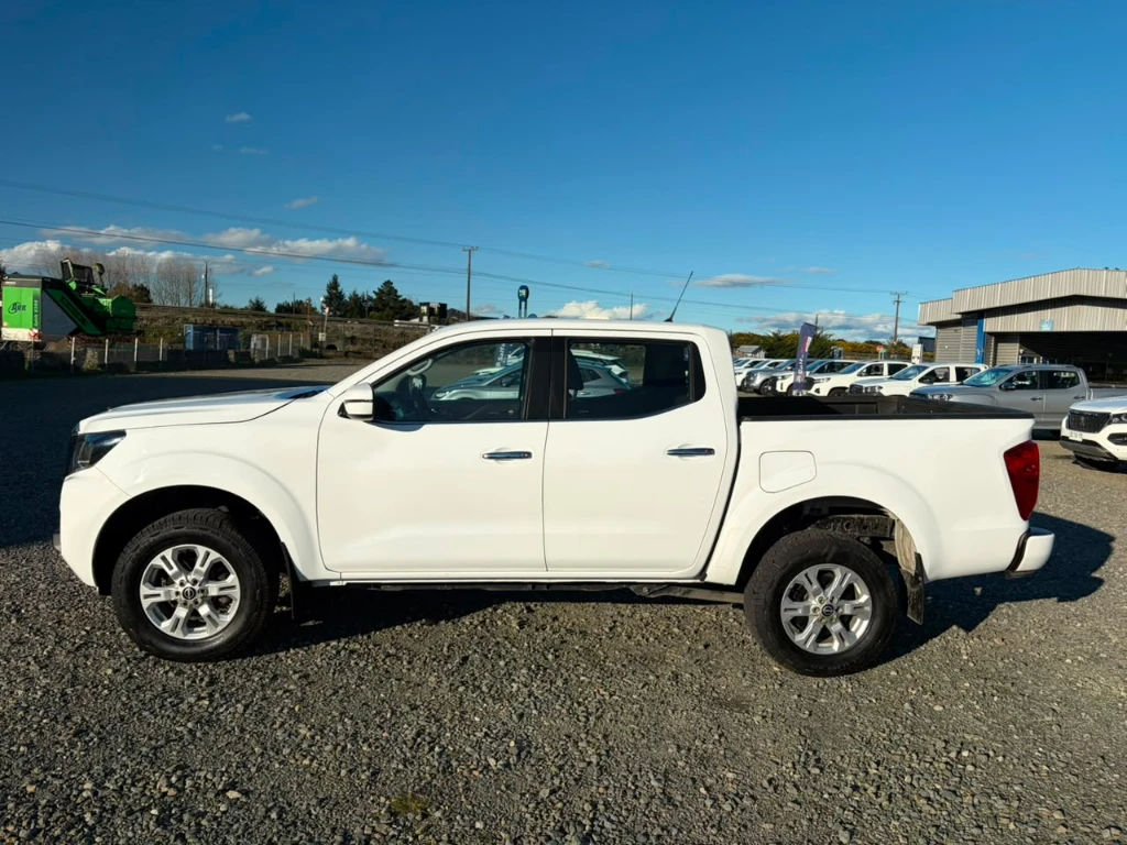 Nissan Navara D Cab 4x4 2.3 At año 2023