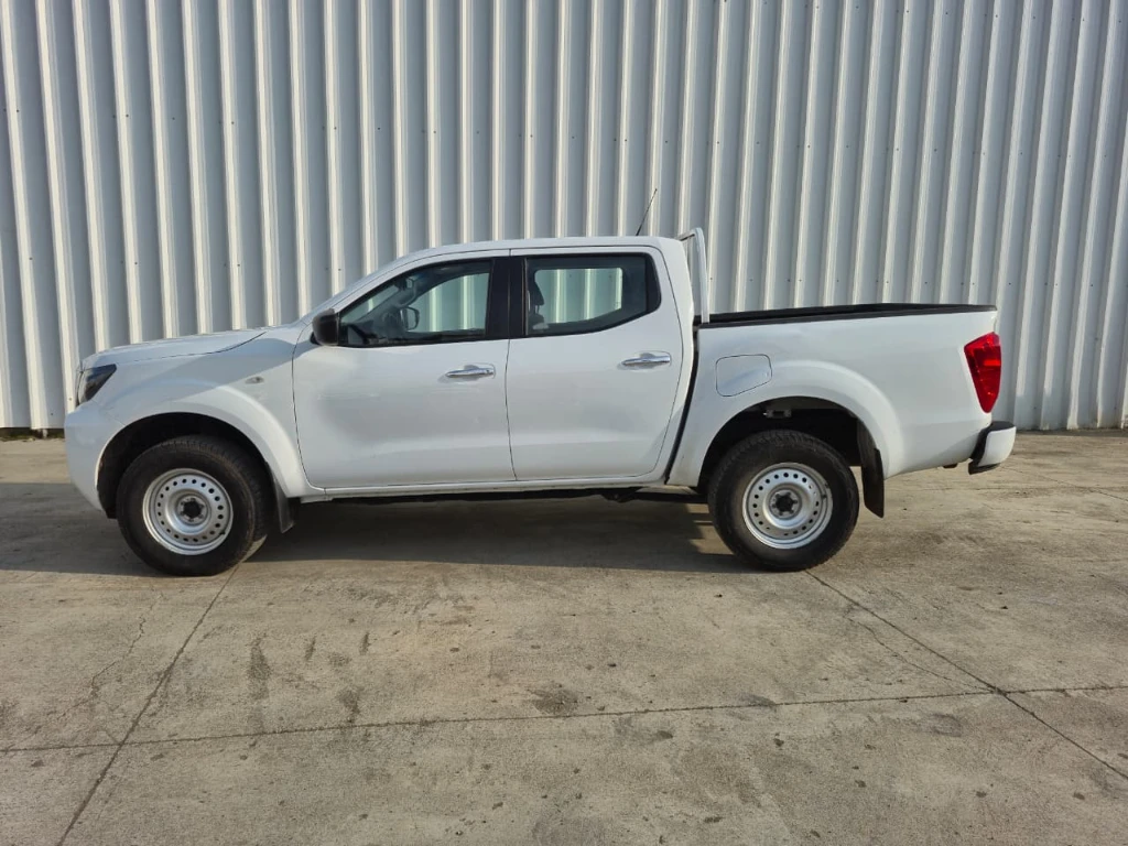 Nissan Navara D Cab Mt 4x4 2.3 Se año 2023