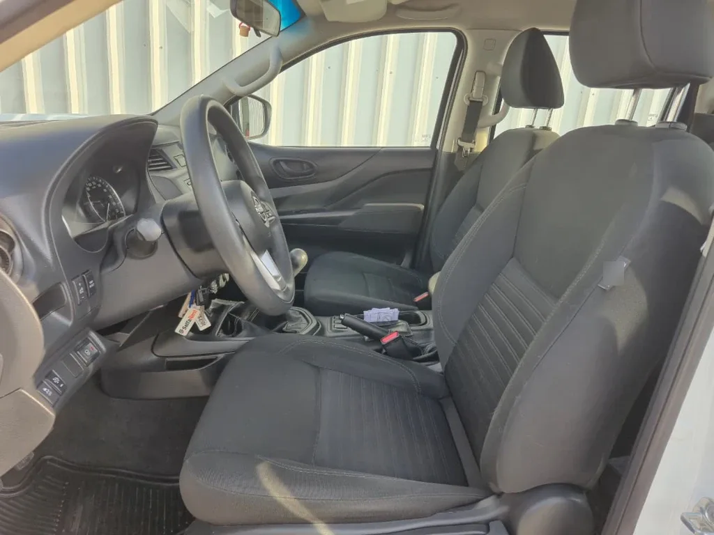Nissan Navara D Cab Mt 4x4 2.3 Se año 2023