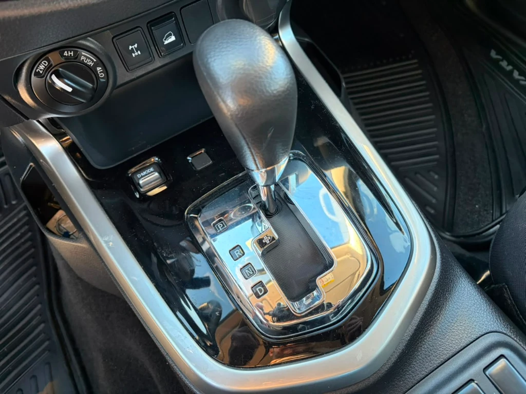 Nissan Navara D Cab 4x4 2.3 At año 2023