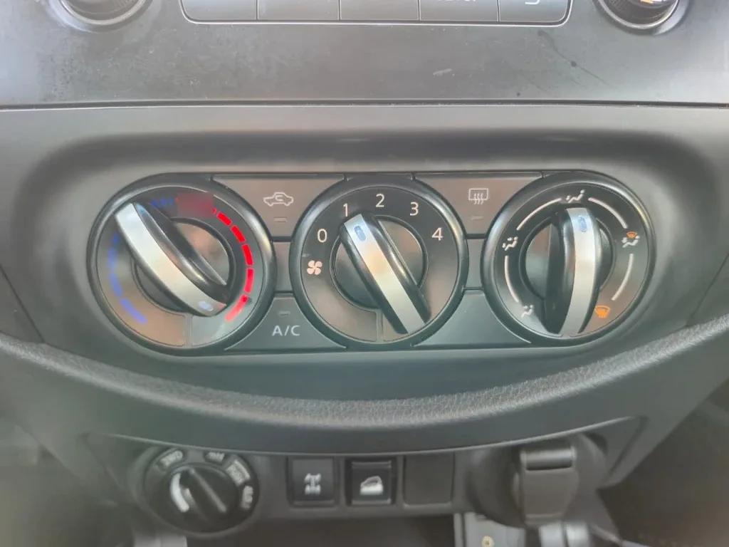 Nissan Navara D Cab Mt 4x4 2.3 Se año 2023
