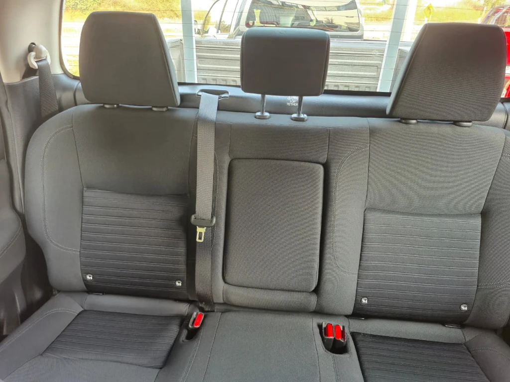 Nissan Navara D Cab Mt 4x4 2.3 Se año 2023