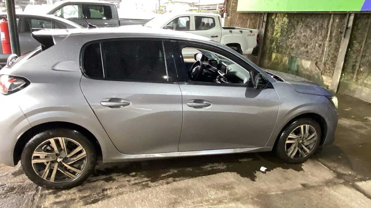 Peugeot 208 1.2 Puretech Allure Pack 130 4x2 Eat8 5p año 2023