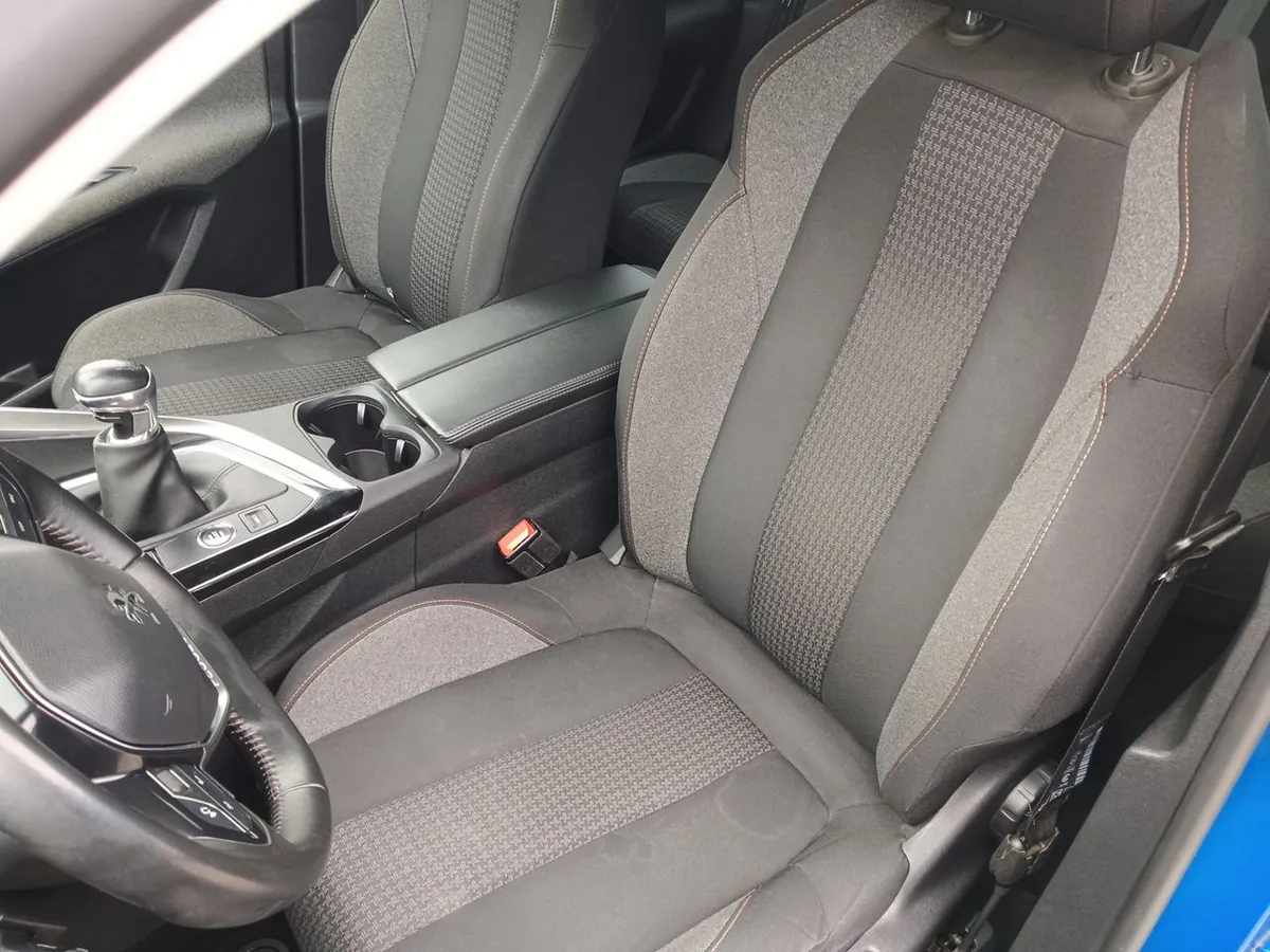 Peugeot 3008 1.2 Active Puretech 4x2 130 Mt6 5p año 2021
