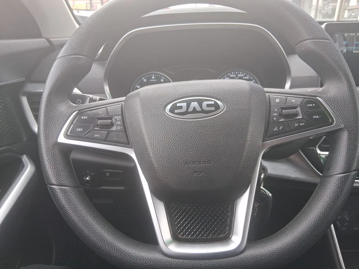 JAC Js8 1.5 Comfort Ce 4x2 6mt 5p año 2023