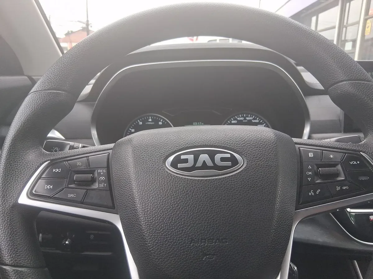 JAC Js8 1.5 Comfort Ce 4x2 6mt 5p año 2023