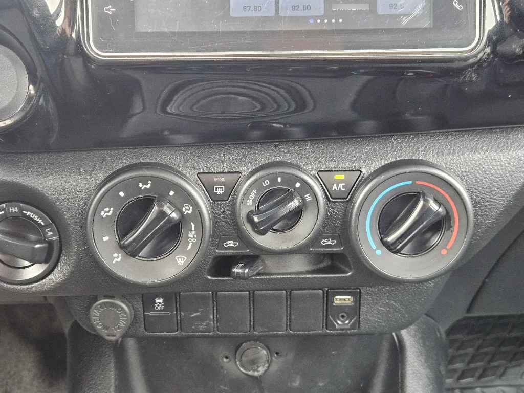 Toyota Hilux Dc 4x4 2.4 D Dx Mt año 2023