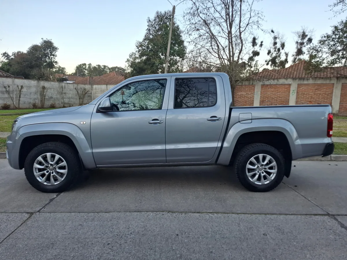 VOLKSWAGEN AMAROK 2.0 Trendline Mt 4x2 Diesel año 2022