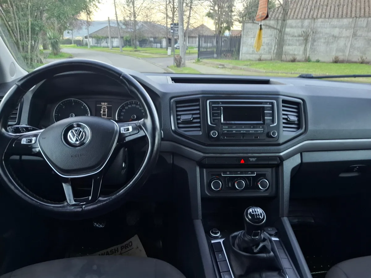 VOLKSWAGEN AMAROK 2.0 Trendline Mt 4x2 Diesel año 2022