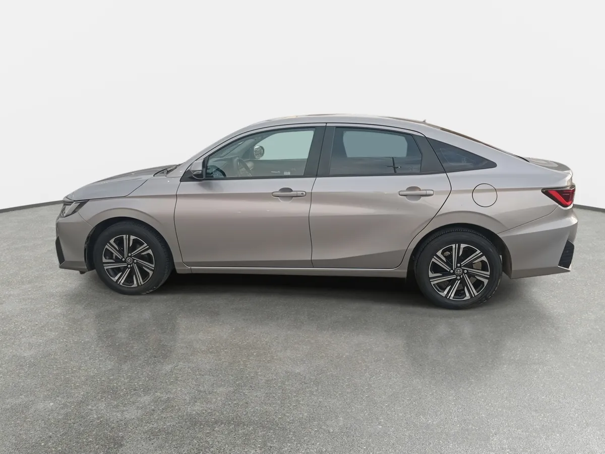 Toyota Yaris 1.5 E 4x2 Sdn Mt 4p año 2023