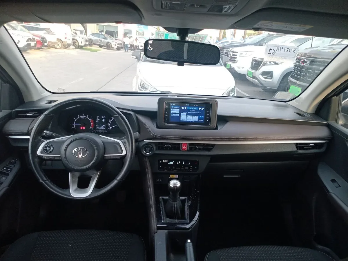 Toyota Yaris 1.5 E 4x2 Sdn Mt 4p año 2023