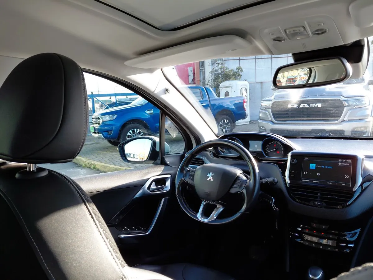 Peugeot 2008 1.2 Allure Pack Puretech 4x2 110hp Eat6 5p año 2018
