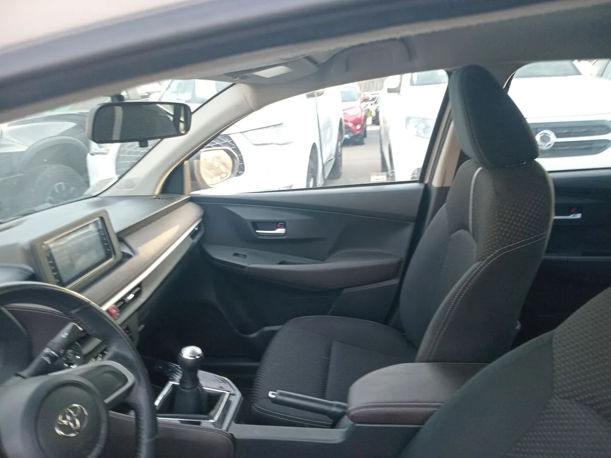 Toyota Yaris 1.5 E 4x2 Sdn Mt 4p año 2023