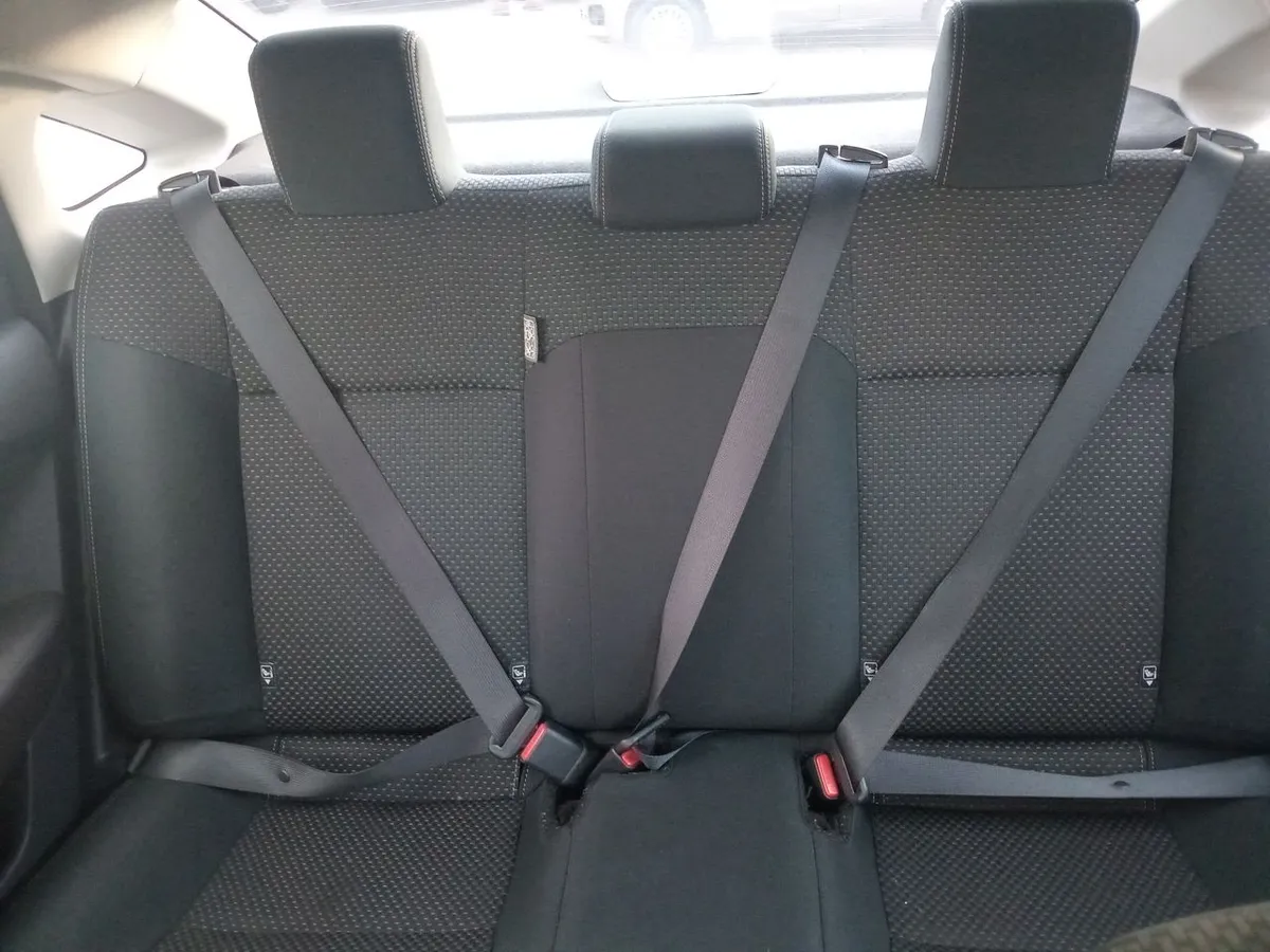 Toyota Yaris 1.5 E 4x2 Sdn Mt 4p año 2023