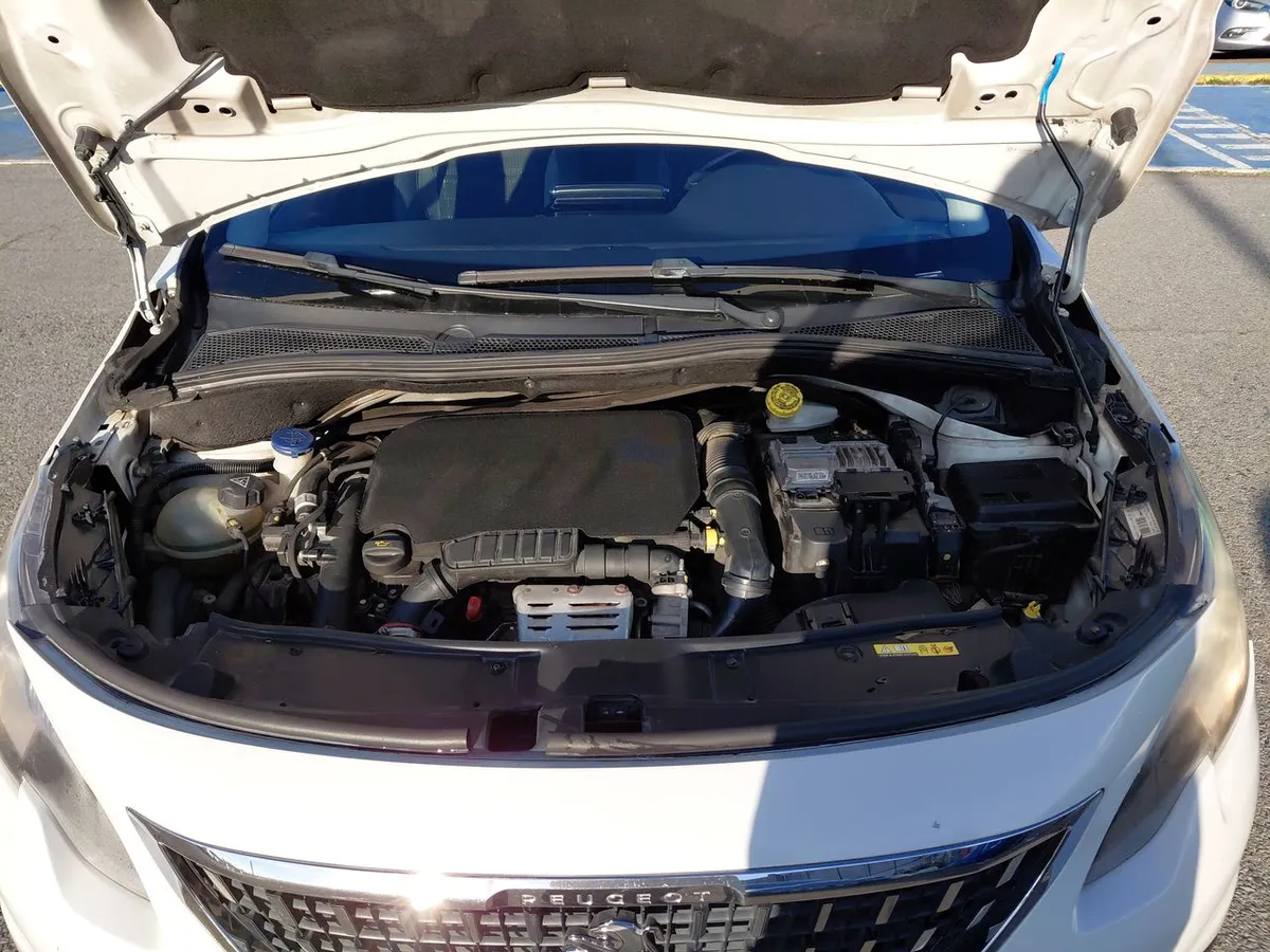 Peugeot 2008 1.2 Allure Pack Puretech 4x2 110hp Eat6 5p año 2018
