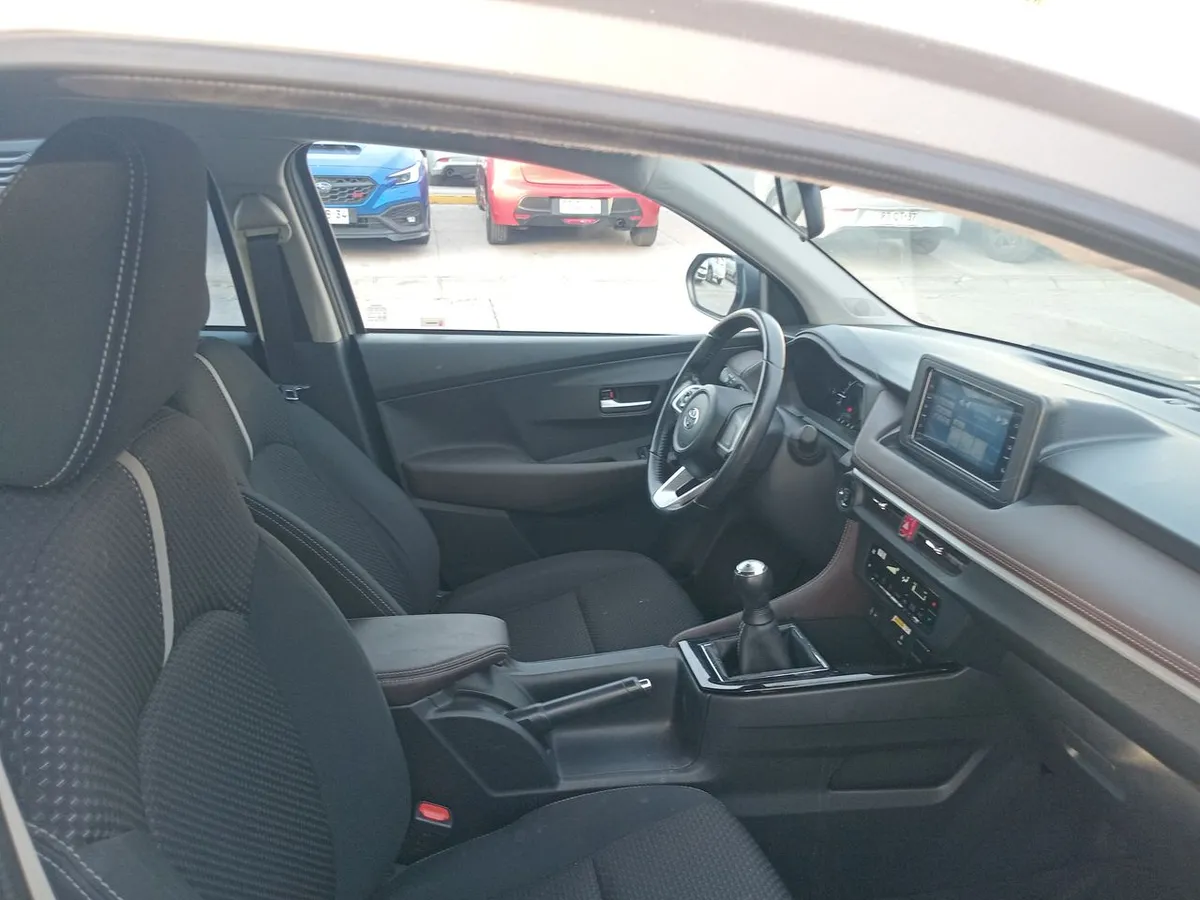 Toyota Yaris 1.5 E 4x2 Sdn Mt 4p año 2023