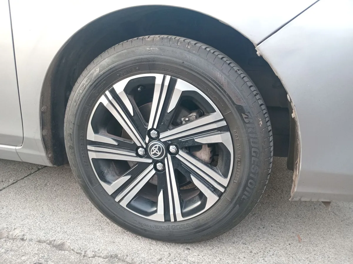 Toyota Yaris 1.5 E 4x2 Sdn Mt 4p año 2023