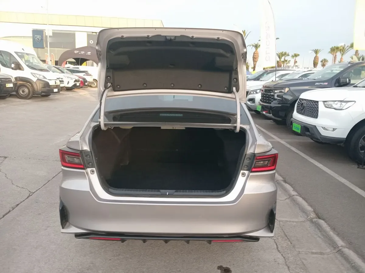 Toyota Yaris 1.5 E 4x2 Sdn Mt 4p año 2023