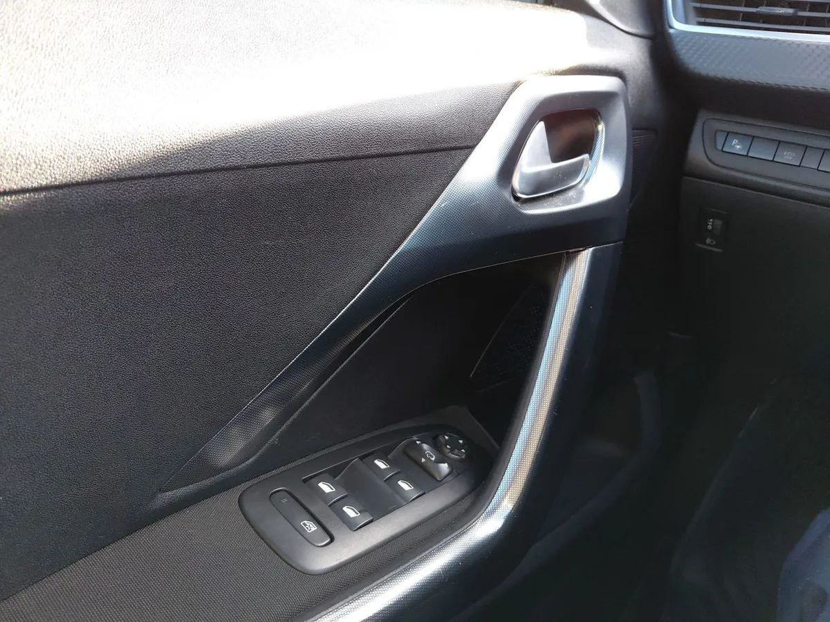 Peugeot 2008 1.2 Allure Pack Puretech 4x2 110hp Eat6 5p año 2018