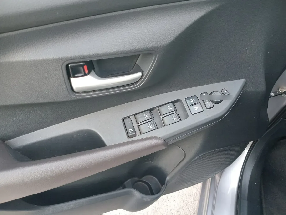 Toyota Yaris 1.5 E 4x2 Sdn Mt 4p año 2023