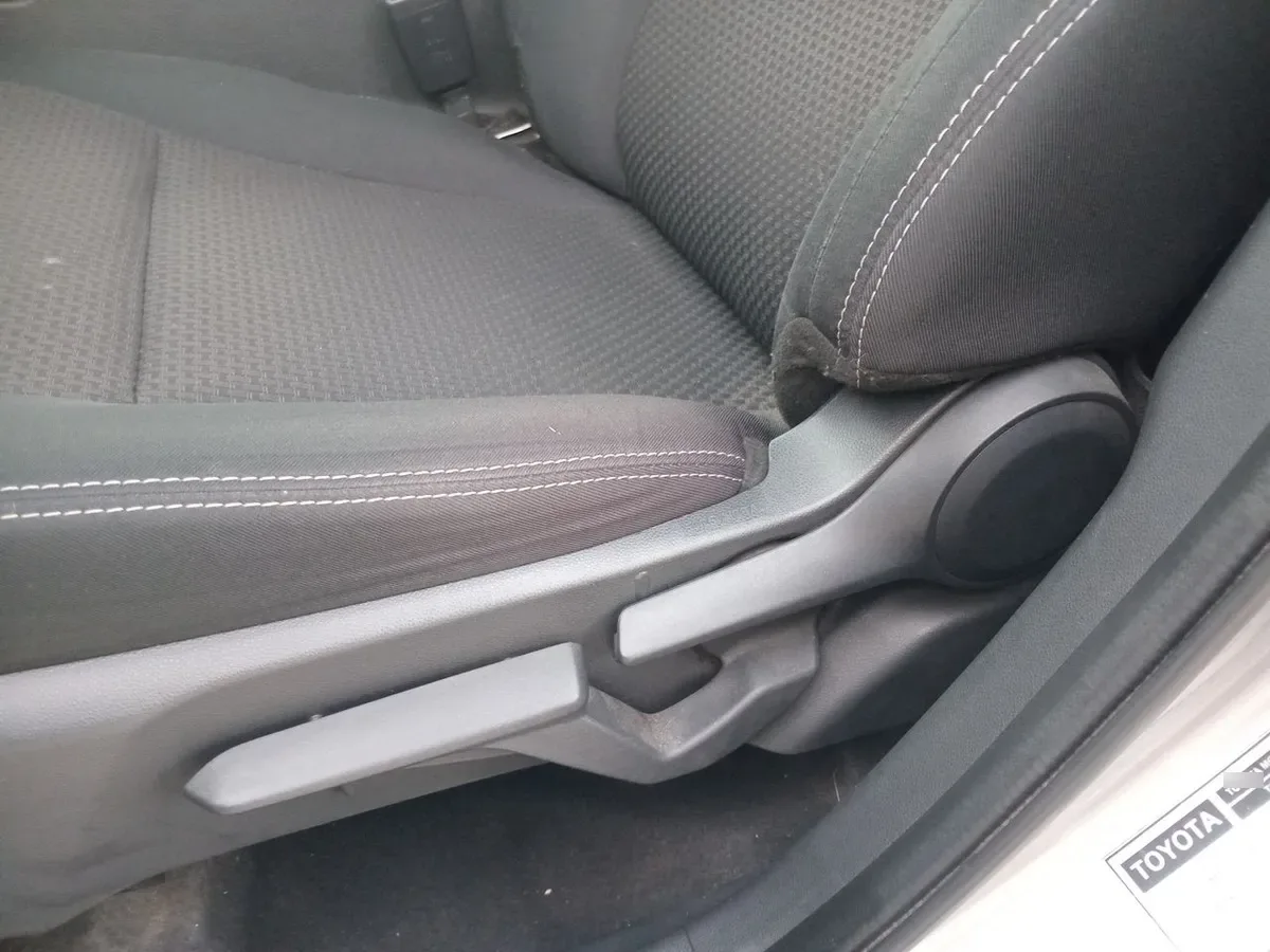 Toyota Yaris 1.5 E 4x2 Sdn Mt 4p año 2023