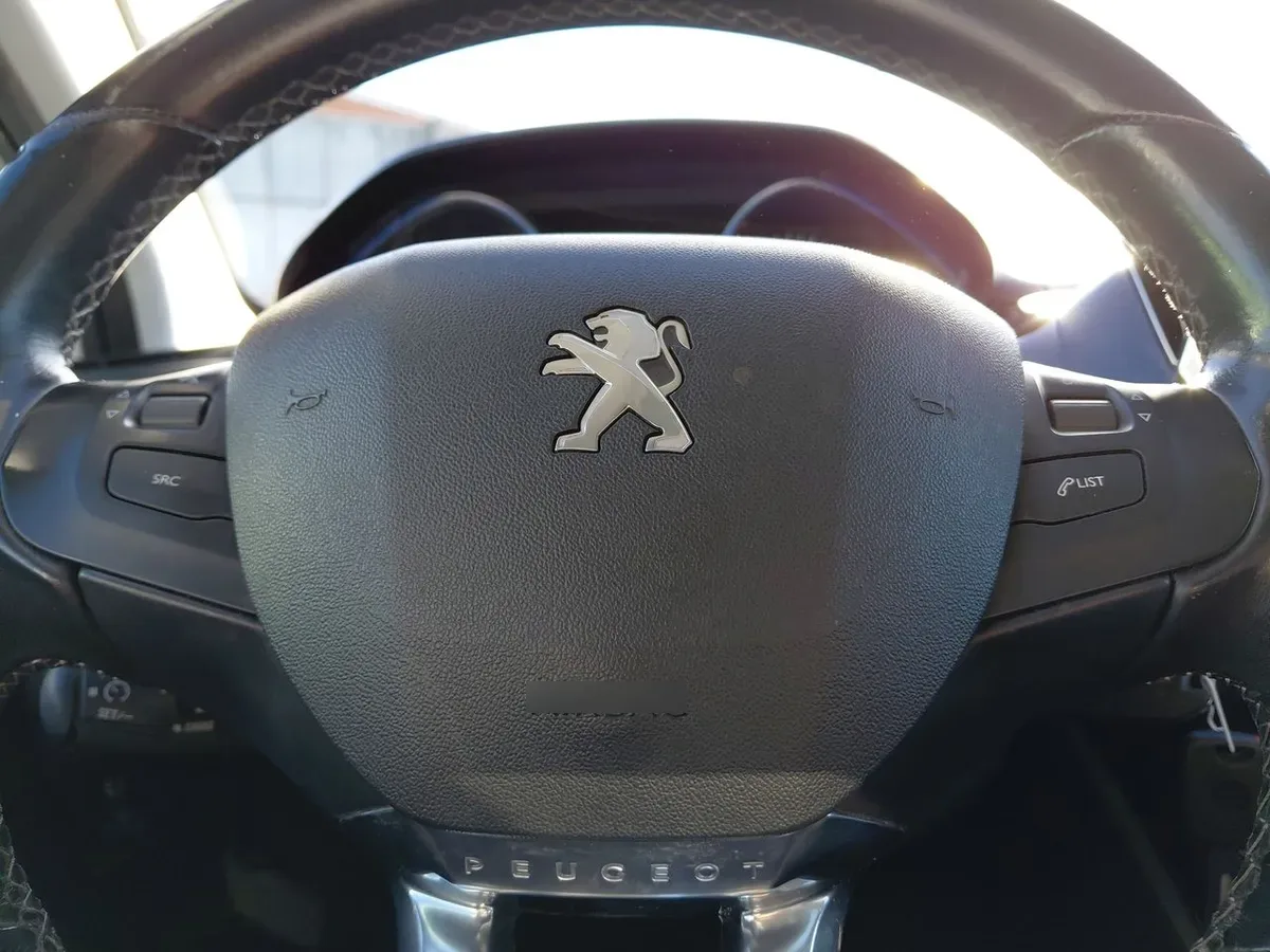Peugeot 2008 1.2 Allure Pack Puretech 4x2 110hp Eat6 5p año 2018