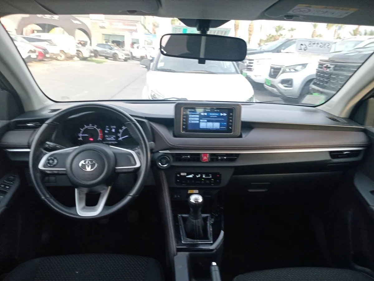 Toyota Yaris 1.5 E 4x2 Sdn Mt 4p año 2023