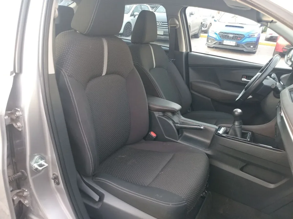 Toyota Yaris 1.5 E 4x2 Sdn Mt 4p año 2023