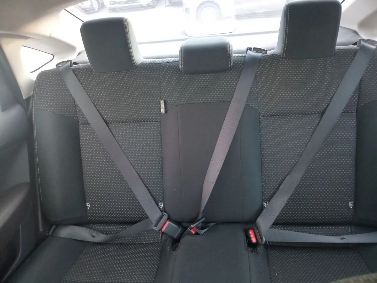 Toyota Yaris 1.5 E 4x2 Sdn Mt 4p año 2023