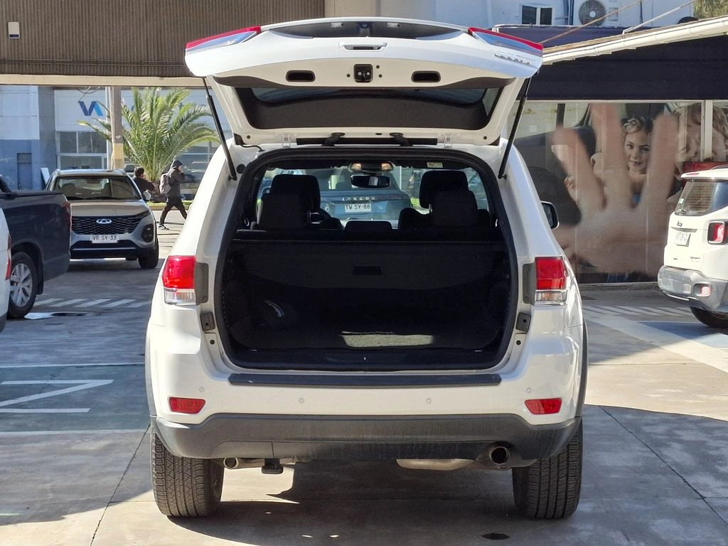 Jeep Grand Cherokee 3.6 Laredo 4x2 At 5p año 2020