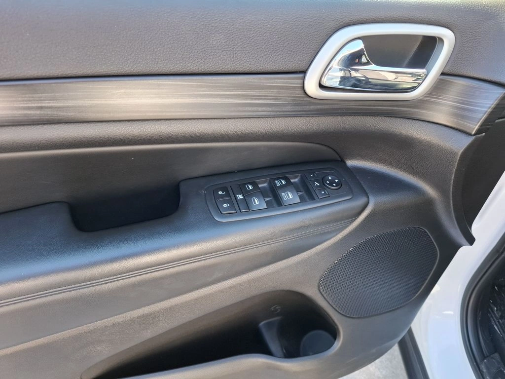 Jeep Grand Cherokee 3.6 Laredo 4x2 At 5p año 2020