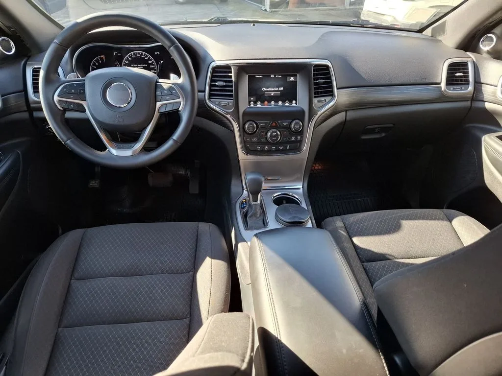 Jeep Grand Cherokee 3.6 Laredo 4x2 At 5p año 2020