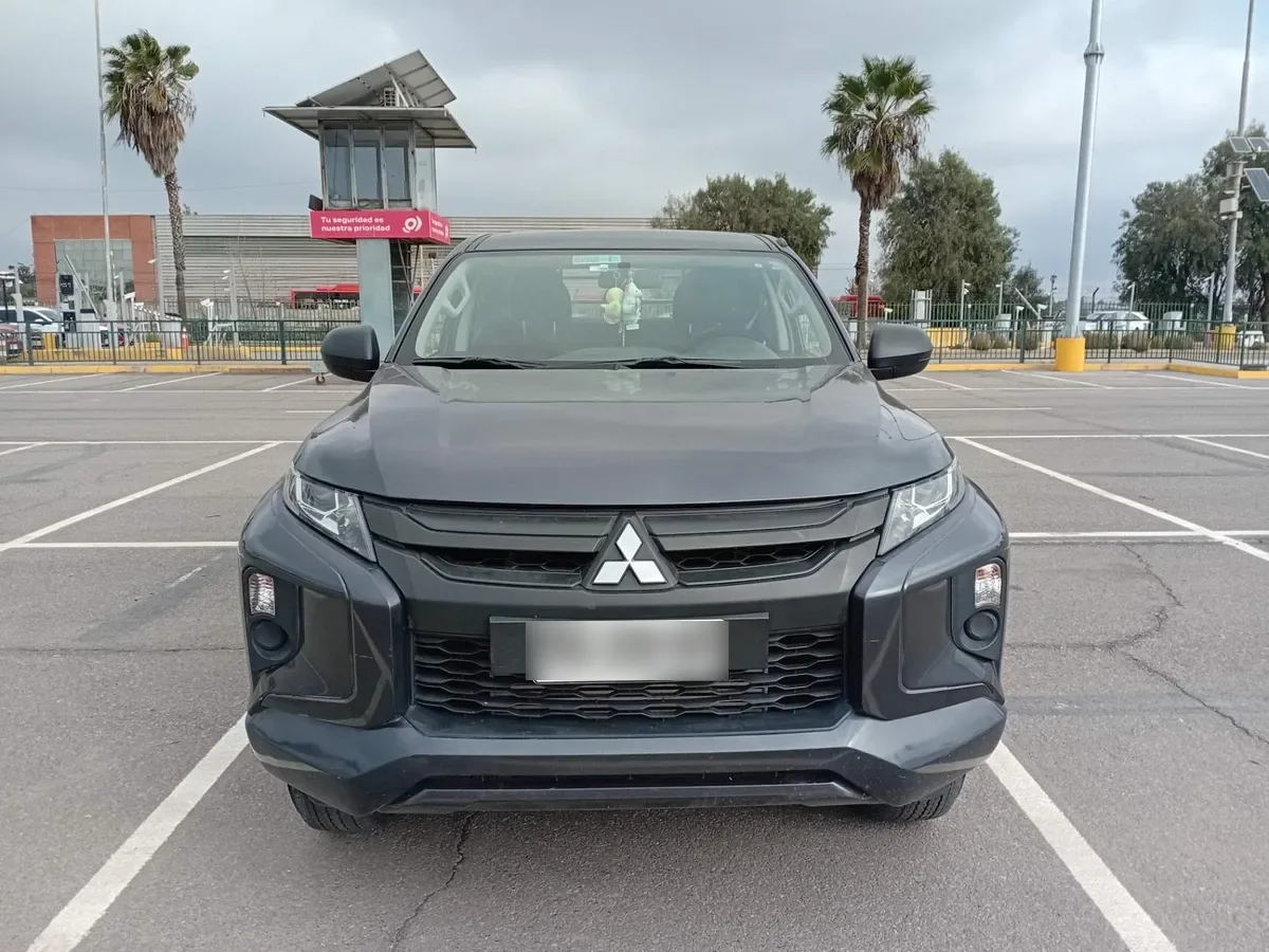 Mitsubishi L200 2.4 Work Cr Diesel Wf Dob. Cab. 4x2 Mt 4p año 2022