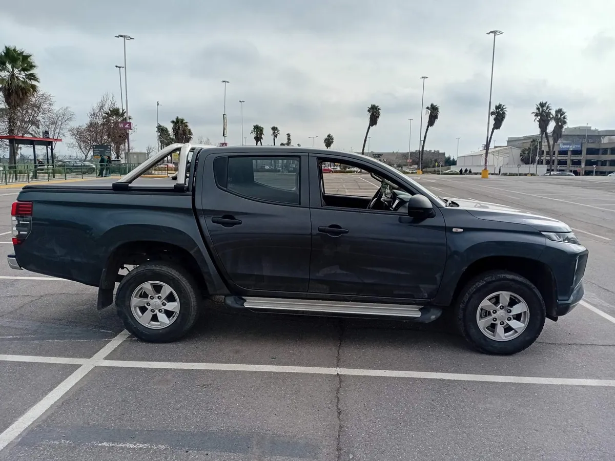 Mitsubishi L200 2.4 Work Cr Diesel Wf Dob. Cab. 4x2 Mt 4p año 2022