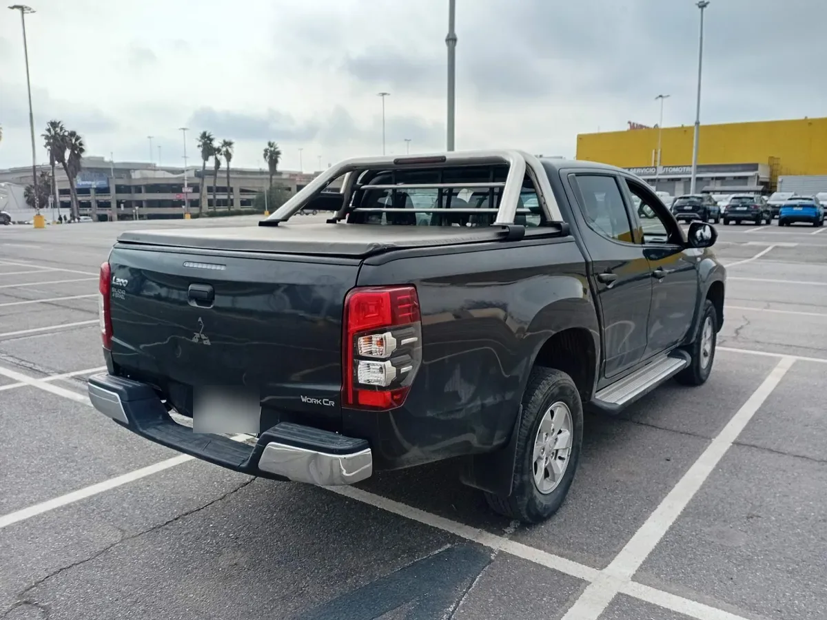 Mitsubishi L200 2.4 Work Cr Diesel Wf Dob. Cab. 4x2 Mt 4p año 2022