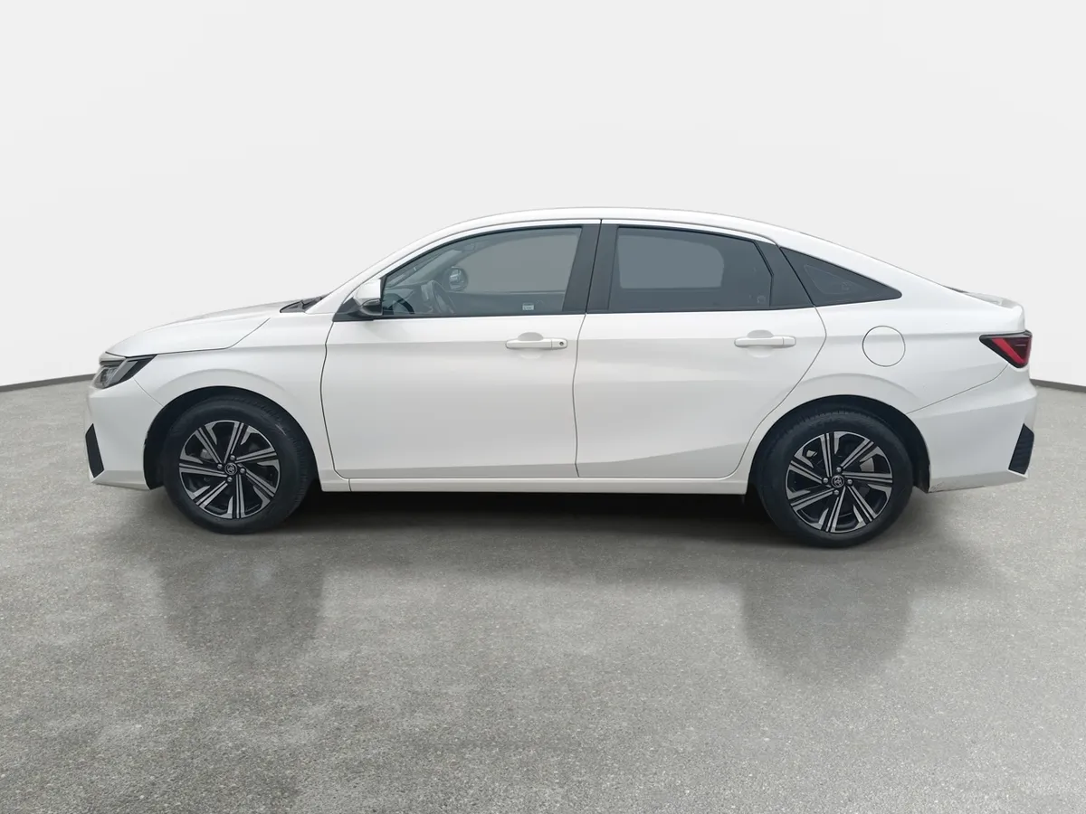 Toyota Yaris 1.5 E 4x2 Sdn Mt 4p año 2023