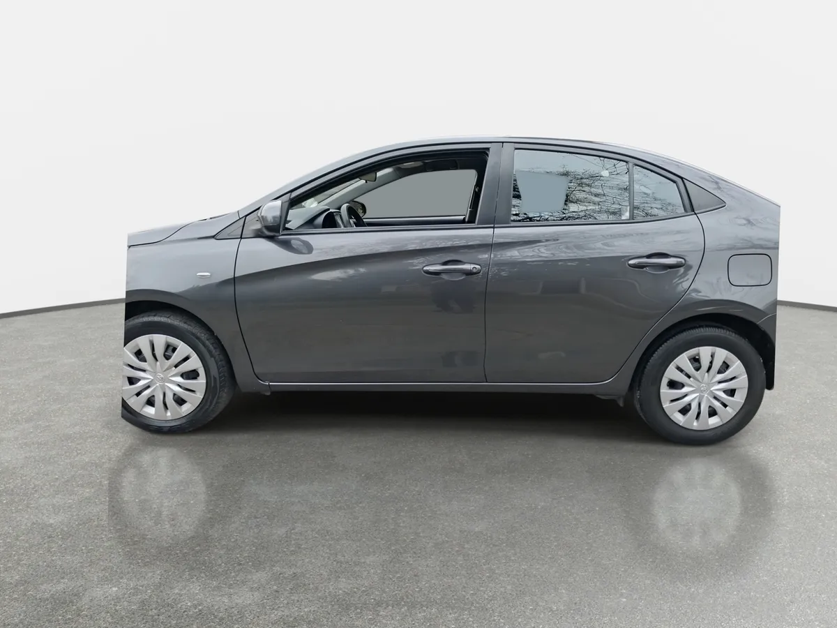 Toyota Yaris 1.5 Gli E 4x2 Mt 4p año 2022