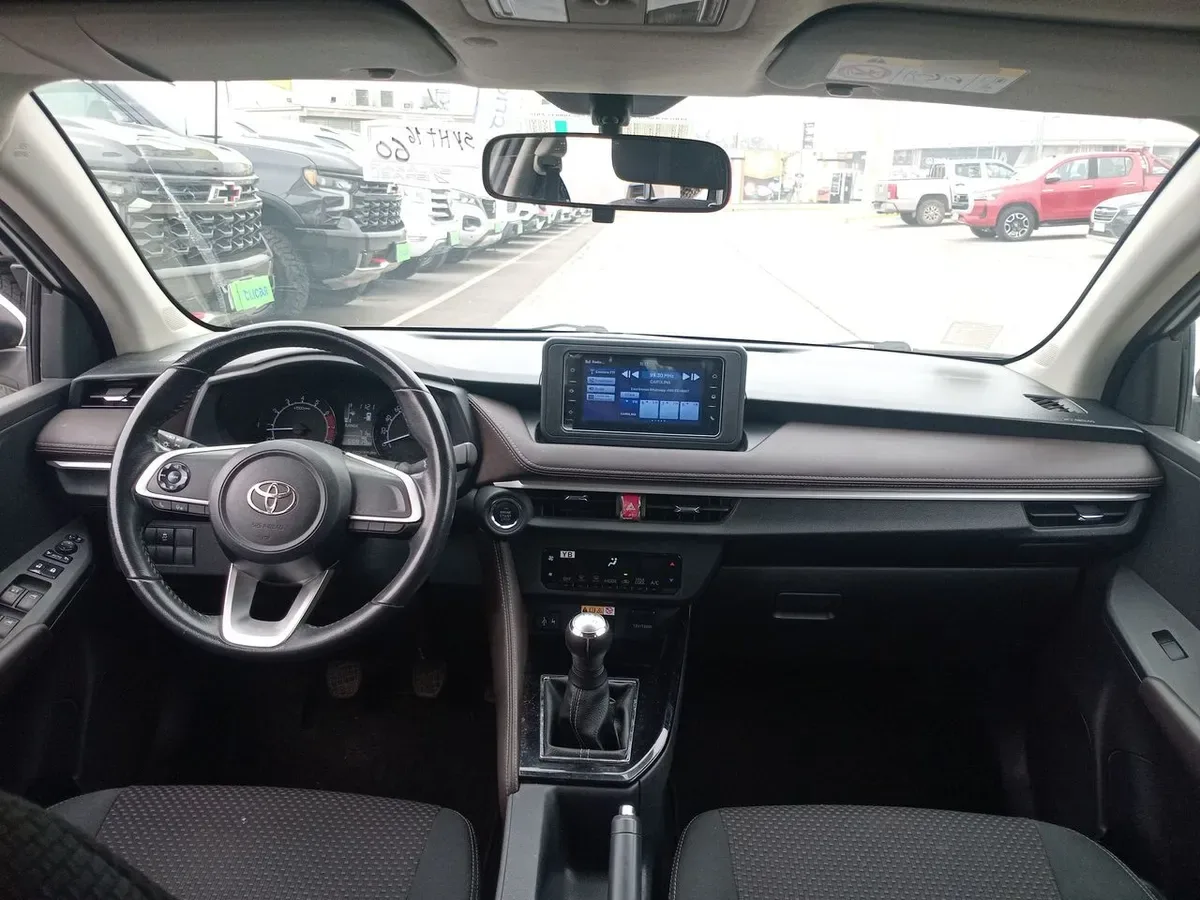 Toyota Yaris 1.5 E 4x2 Sdn Mt 4p año 2023