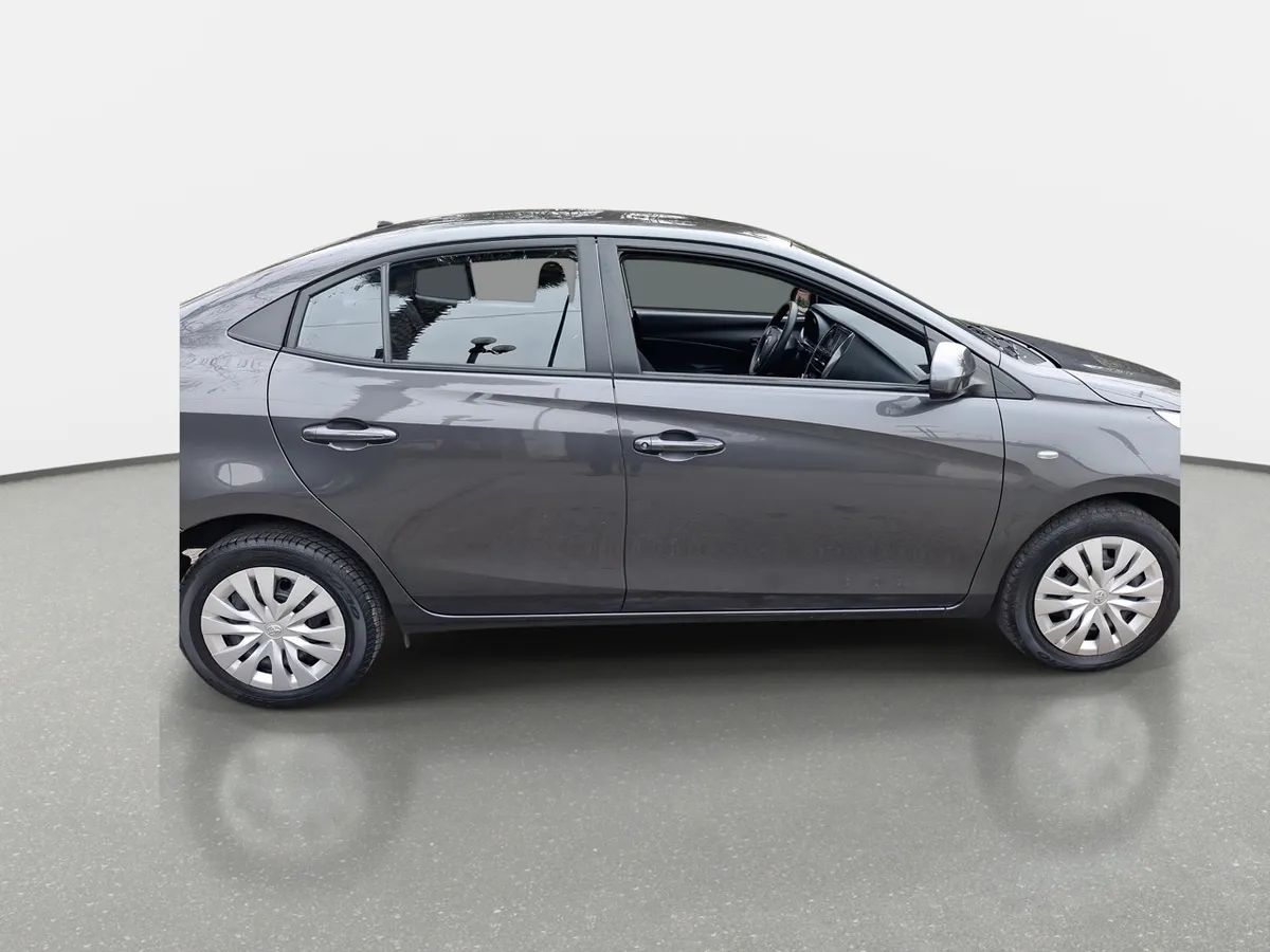 Toyota Yaris 1.5 Gli E 4x2 Mt 4p año 2022