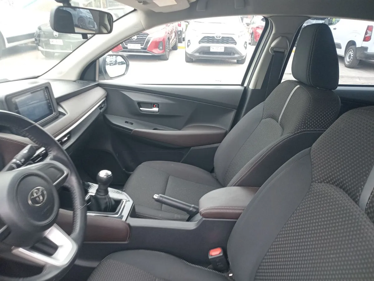 Toyota Yaris 1.5 E 4x2 Sdn Mt 4p año 2023