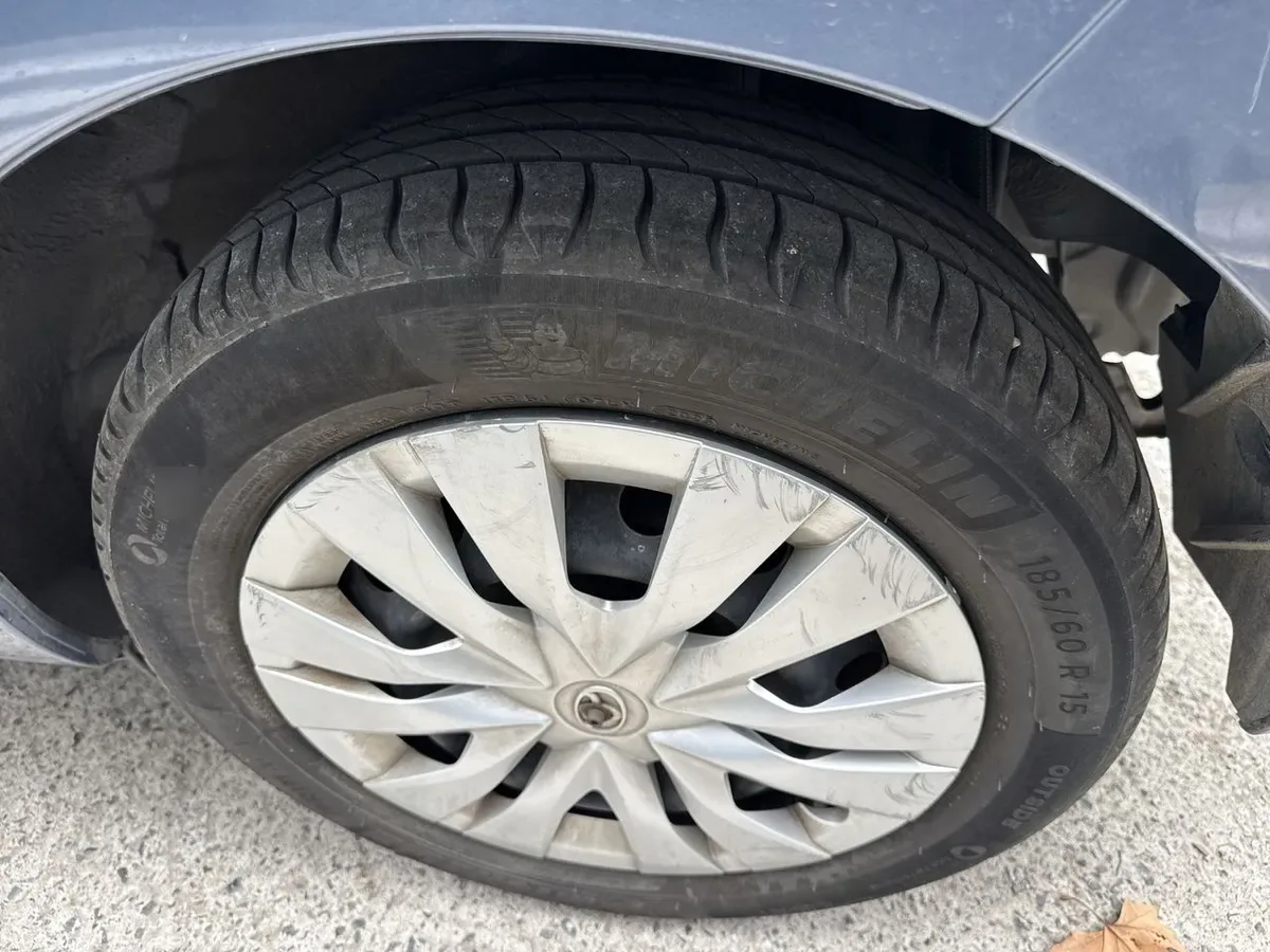 Toyota Yaris 1.5 Gle Sport 4x2 Hb Mt 5p año 2019