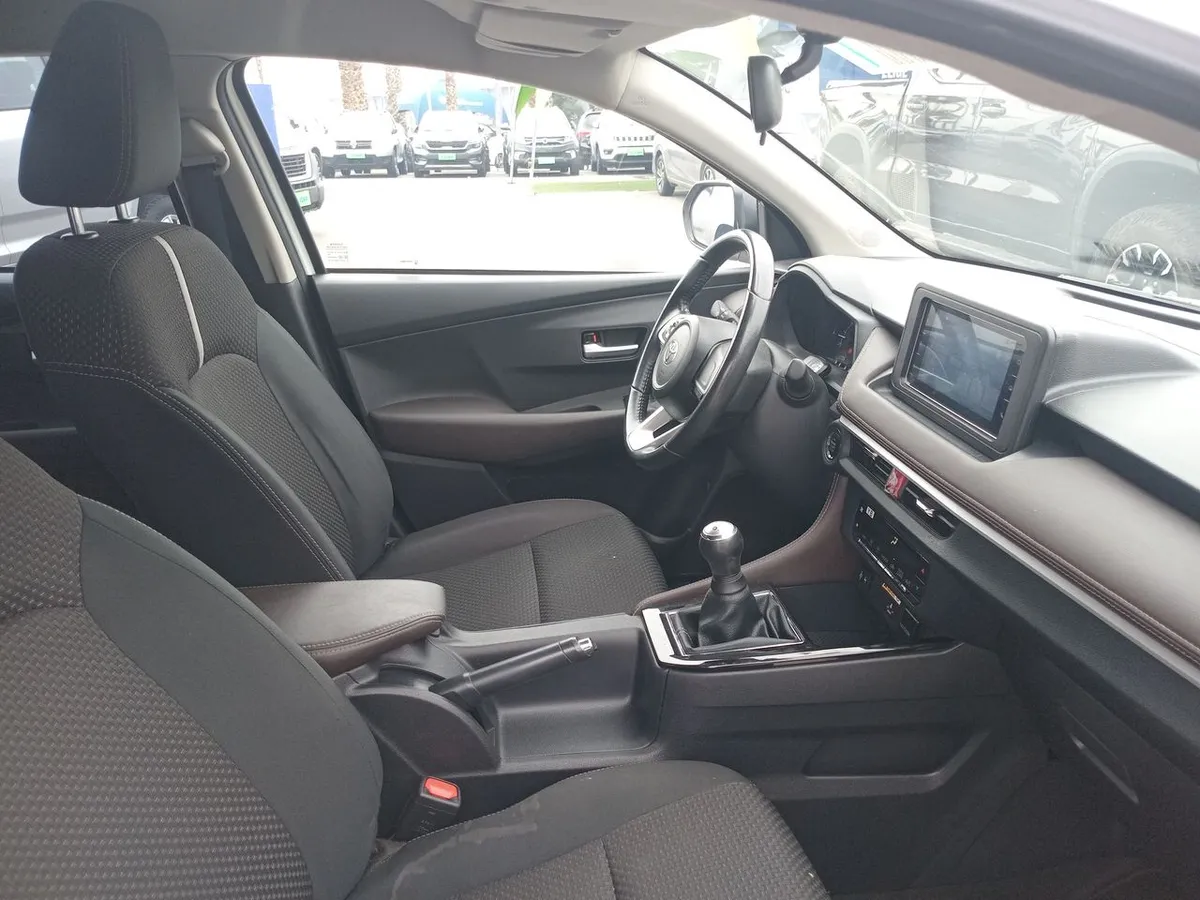 Toyota Yaris 1.5 E 4x2 Sdn Mt 4p año 2023